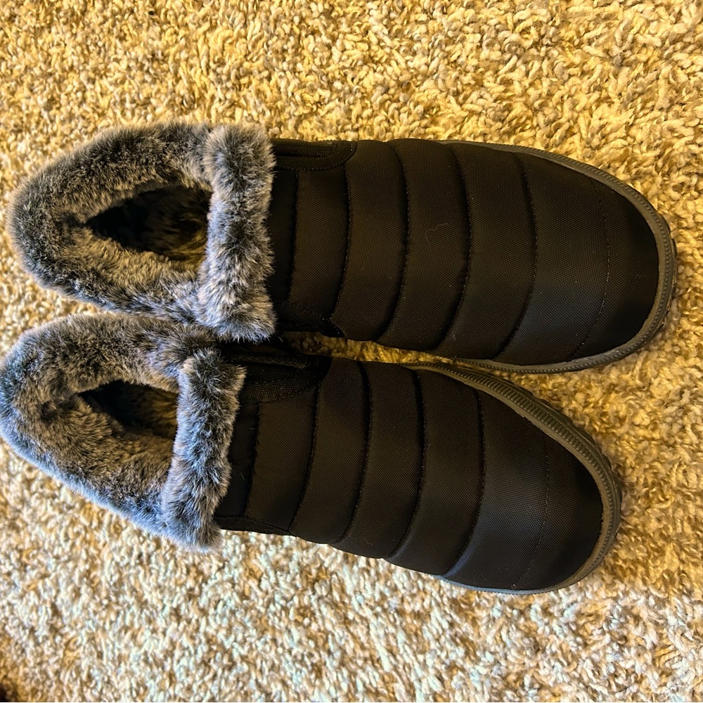 size 9 snow shoes worn once inside